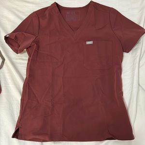 FIGS women’s Catarina one pocket scrub top in size small